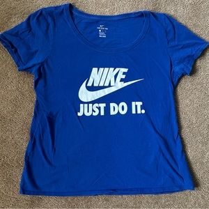 Nike T Shirt
Size L Women’s